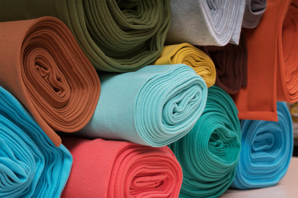 Verschiedene Rollen Jerseystoff im Peter Kastenholz Stoffladen und Outlet – große Auswahl an Farben und Mustern für Bekleidung und kreative Nähprojekte.